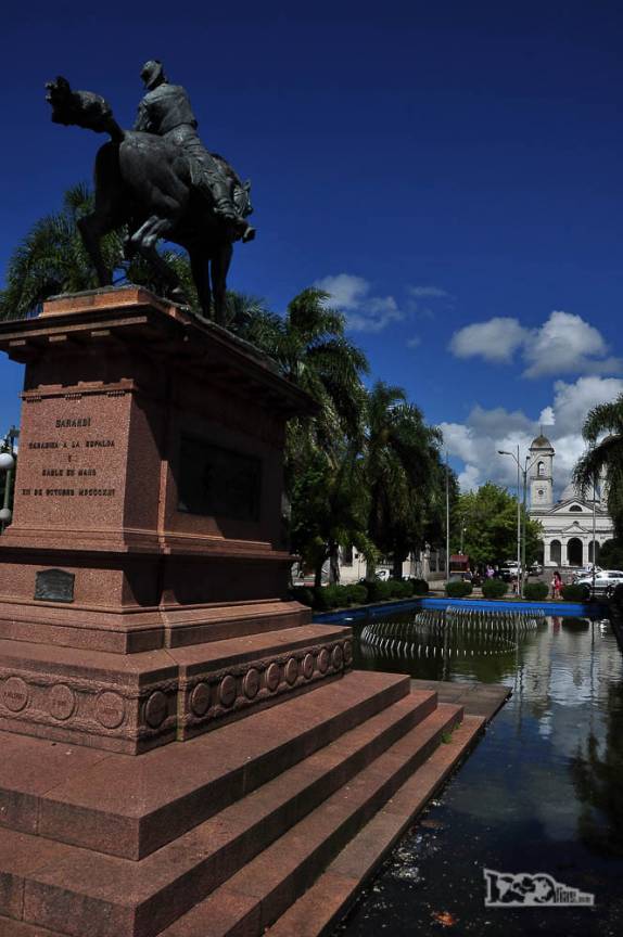 Estátua homenagenado a batalha de Sarandi, primeira grande vitória uruguaia na guerra de libertação contra as forças imperiais brasileiras, em 1825 (na praça central de Minas, no Uruguai)